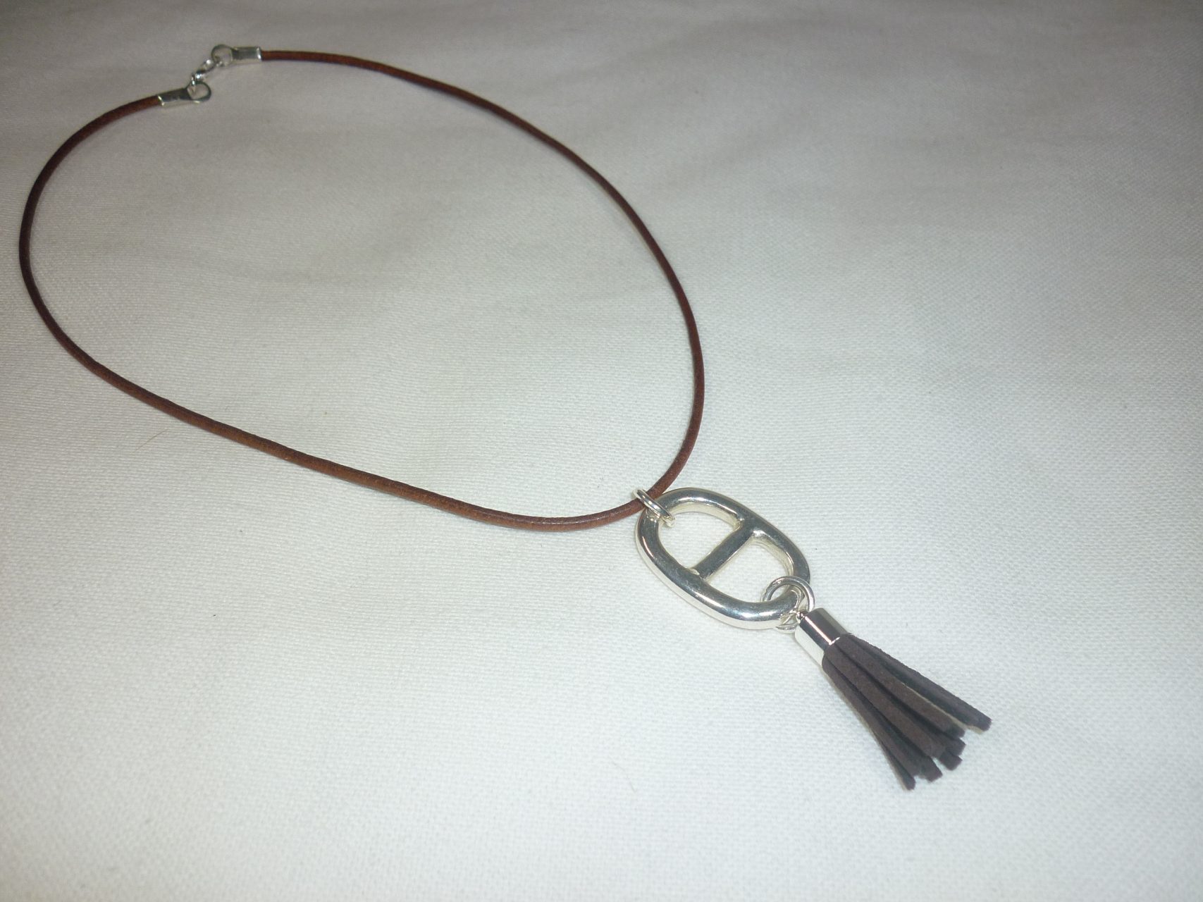 Pendentif maille marine pompon marron