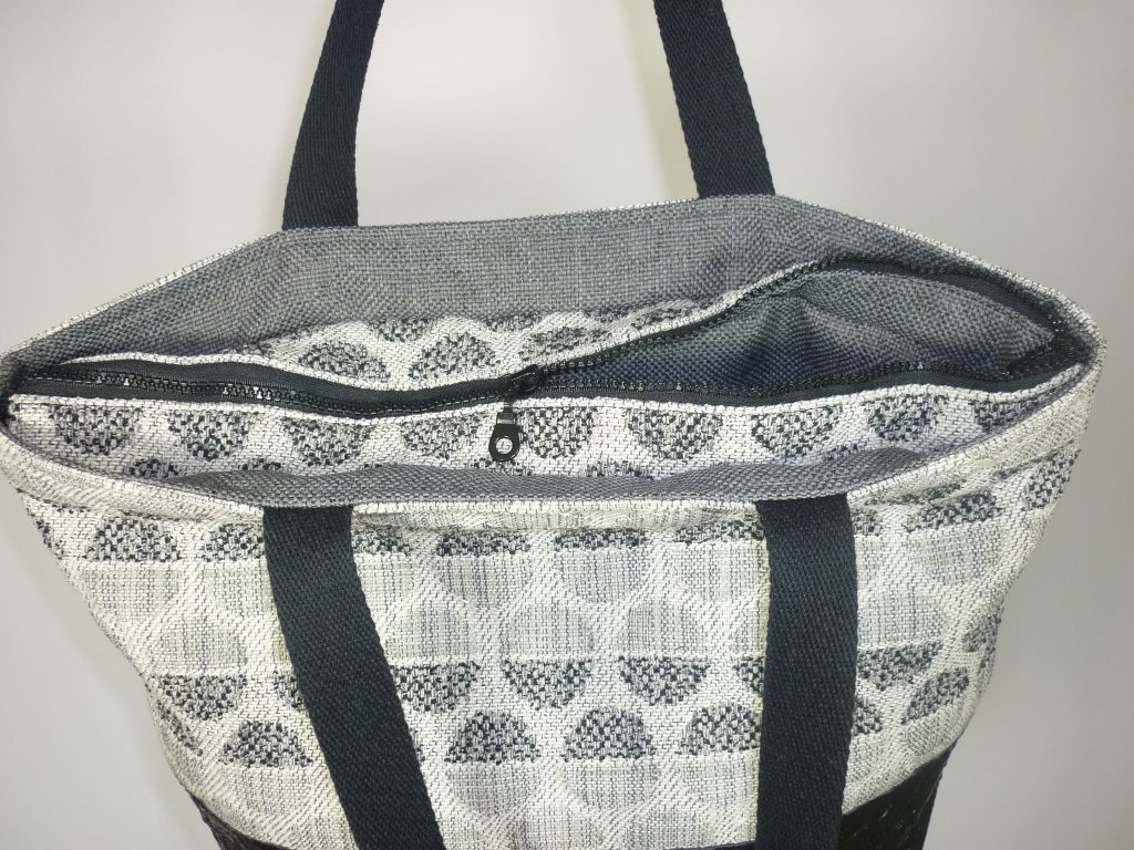 sac cabas noir et gris fermeture éclair sur le dessus et fond crocodile