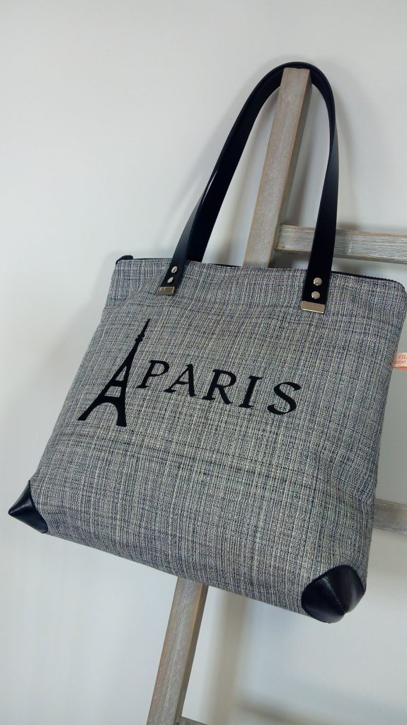 sac gris et noir fermeture éclair avec anses en cuir noir rivetées
