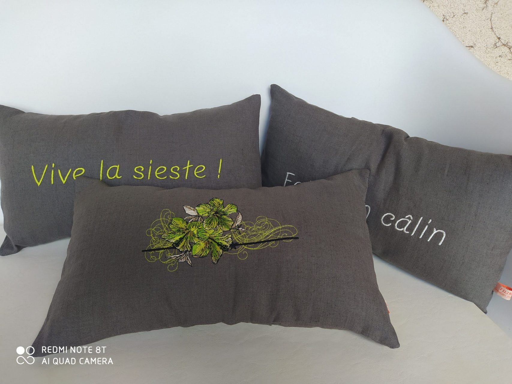 10 housses de coussin personnalisées en lin brodé – Image 3