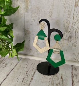 boucles d'oreilles asymétriques en cuir vert et or