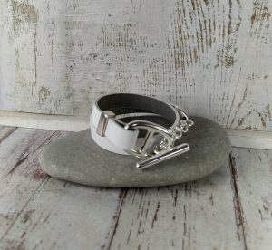 bracelet en cuir blanc fermoir maille marine