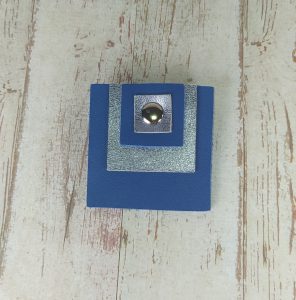 broche carrée en cuir bleu klein