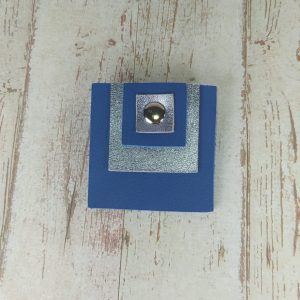 broche carrée en cuir bleu klein
