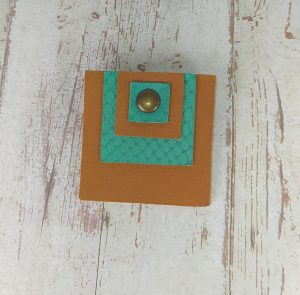 broche carrée en cuir camel et vert émeraude