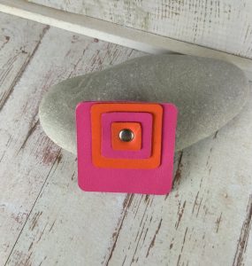 broche carrée en cuir fuchsia et orange