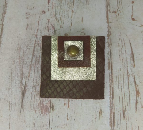 broche carrée en cuir marron et doré