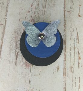 broche ronde papillon en cuir bleu klein et bleu métallisé