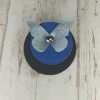 broche ronde papillon en cuir bleu klein et bleu métallisé