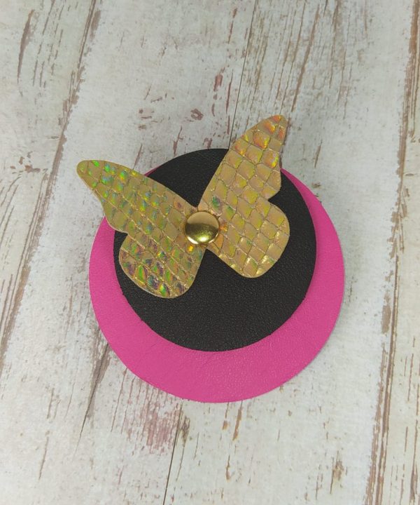 broche ronde en cuir avec papillon doré effet miroir