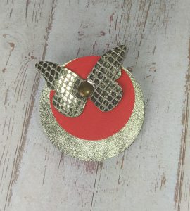broche ronde papillon en cuir rouge et doré