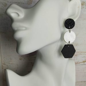 boucles d'oreilles en cuir de formes géométriques dominante noir et argent