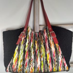 sac de femme en lainage noir et multicolore et anses en cuir rouge