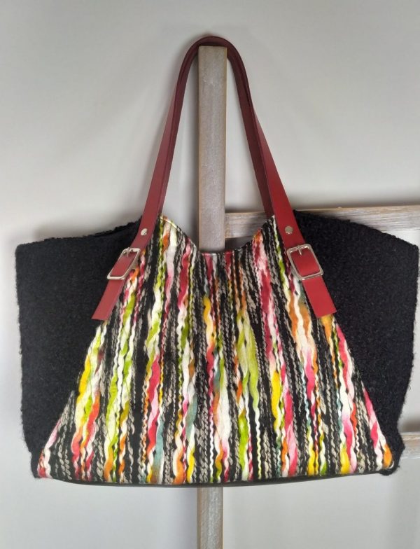 sac de femme en lainage noir et multicolore et anses en cuir rouge