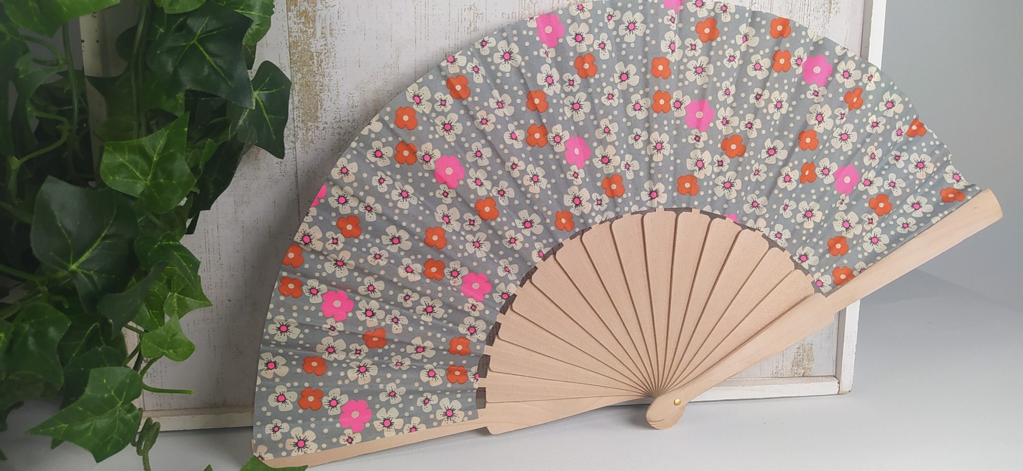 éventail bois et tissu fleuri gris de chez Petit-Pan, fabrication
