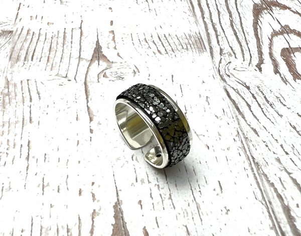 bague fine en métal et cuir