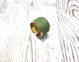 bague large en métal doré