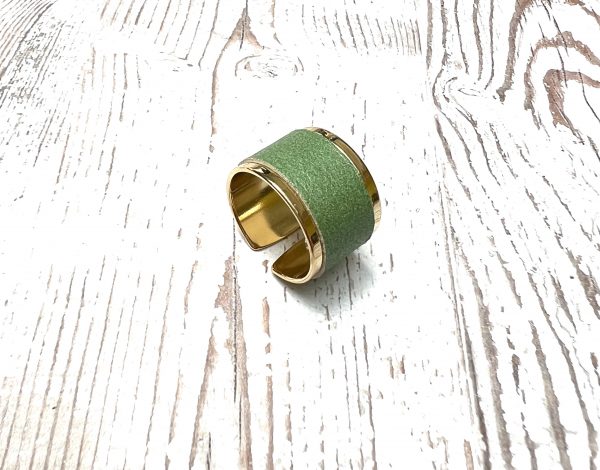 bague large en métal doré