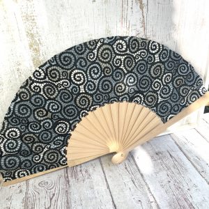 éventail en tissu de créateur