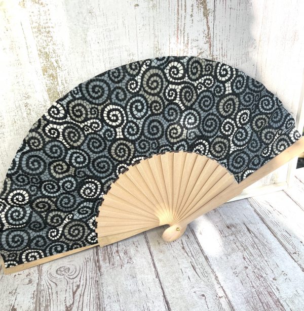éventail en tissu de créateur