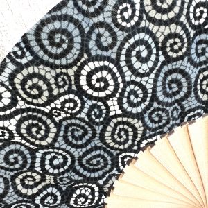 éventail en tissu de créateur