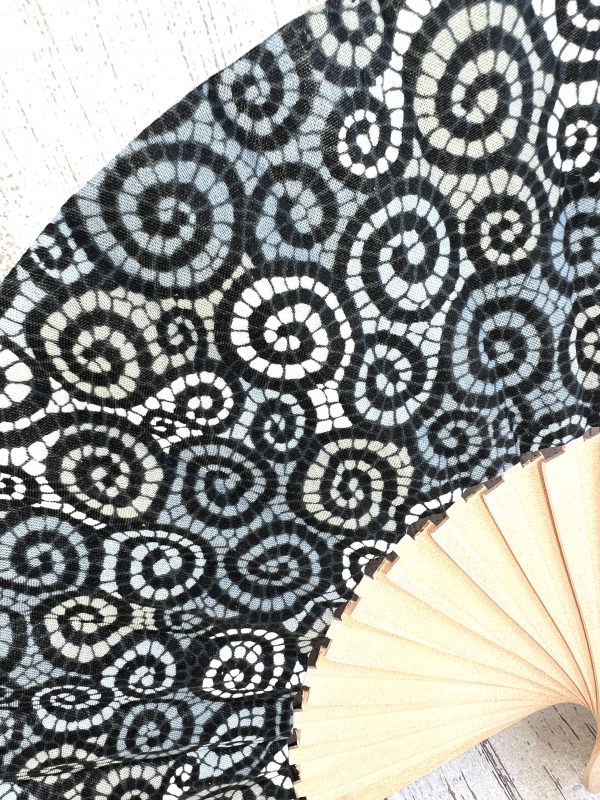 éventail en tissu de créateur