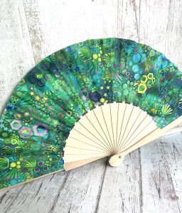 éventail en tissu de créateur