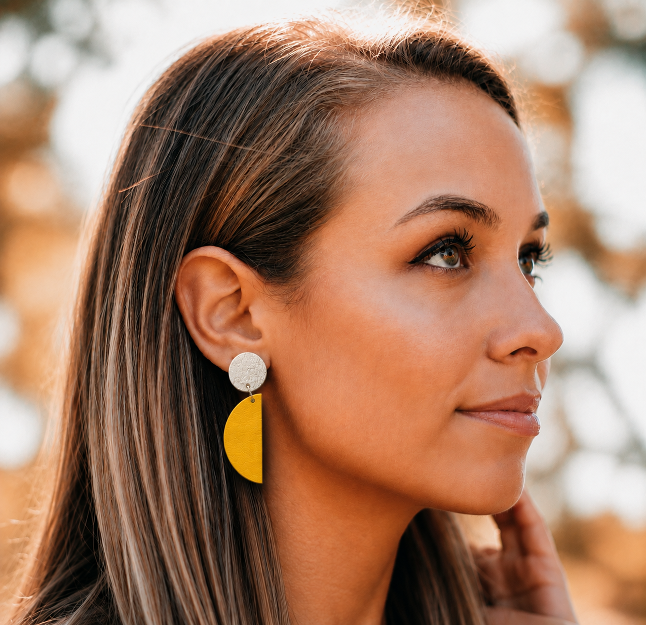 Boucles d'oreilles asymétriques Duo Graphique Argent et Citron – Image 3